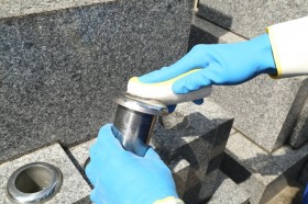 花立て・香立て、線香皿のクリーニングをします。 花立て・香立て、線香皿のクリーニングをします。