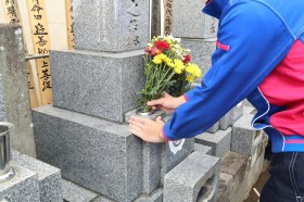 水の取り替え、お花・お線香をお供えします。 水の取り替え、お花・お線香をお供えします。